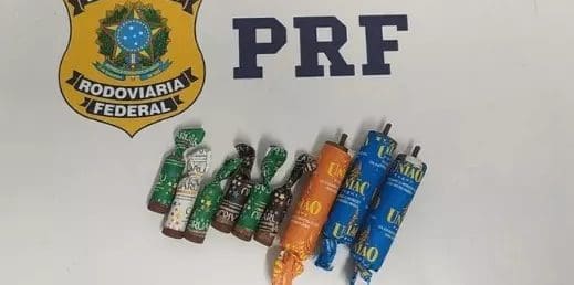 Carro com PMs de SC é atingido por explosivo no RJ