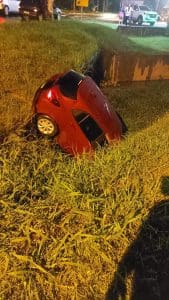 Motorista perde controle do veículo e cai em vala em São João Batista