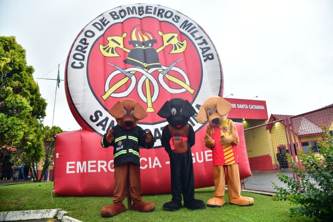 Cães de busca do CBMSC viram mascotes do Programa Mirim
