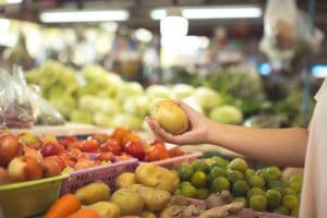 Preço do leite e batata caem e cesta básica fica mais barata em Brusque