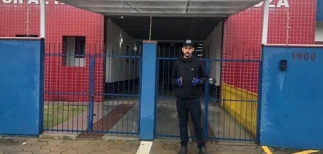 Pai trabalha voluntariamente como vigilante em creche