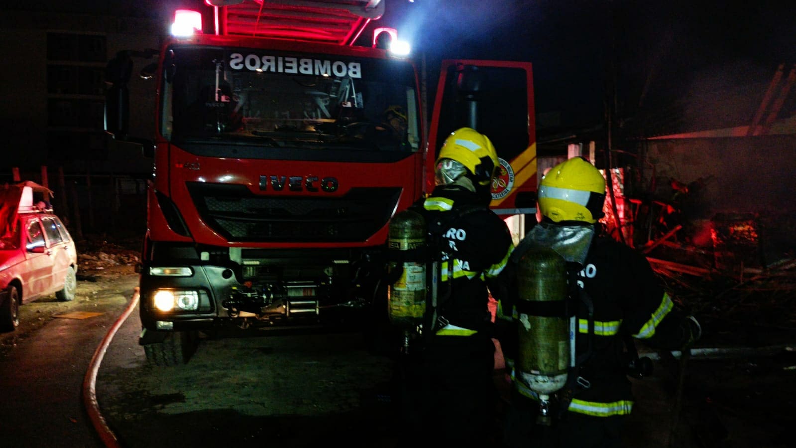 Incêndio de grandes proporções atinge casa em Itajaí