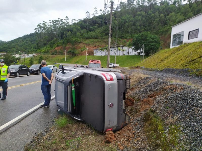 Mulher perde controle da direção e carro capota em Botuverá 