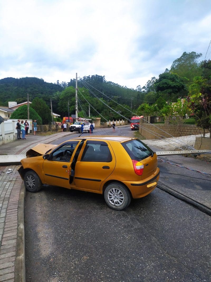 Motorista perde o controle do carro e bate em poste no centro de Brusque