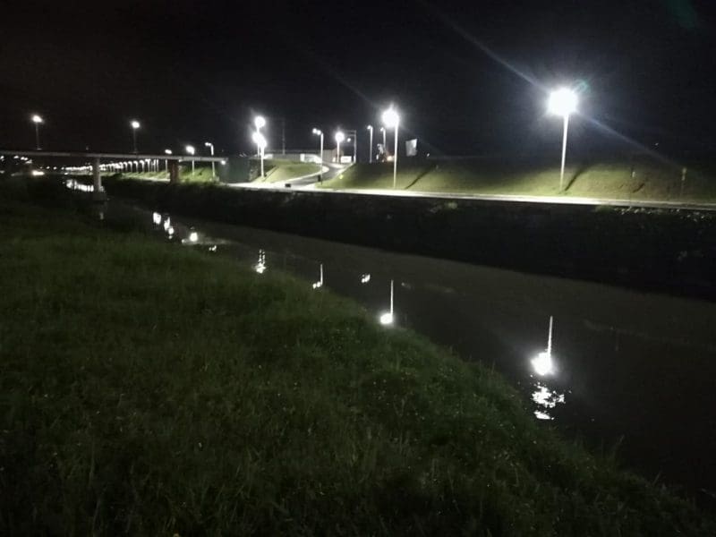Carro cai no rio Itajaí-Mirim neste domingo em Brusque