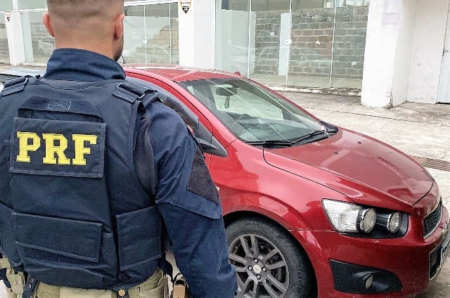 Policiais rodoviários recuperam dois carros roubados circulando pela BR-101