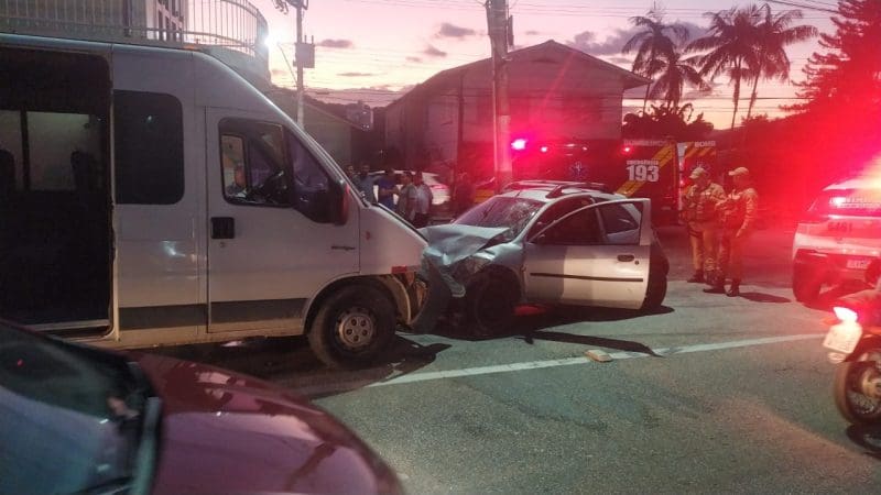 Acidente entre carro e van deixa motorista ferido