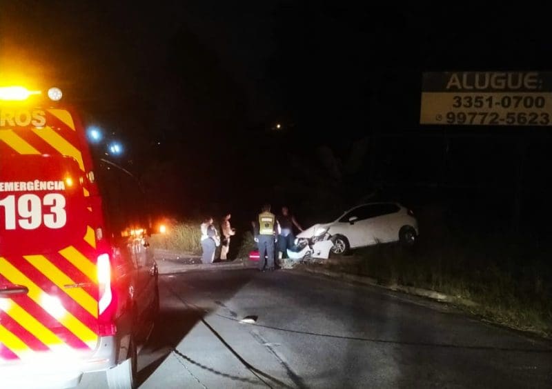 Idoso bate carro em poste no centro de Guabiruba