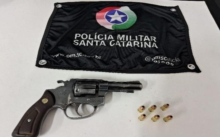 Idoso é detido com arma dentro do carro em Brusque&nbsp;