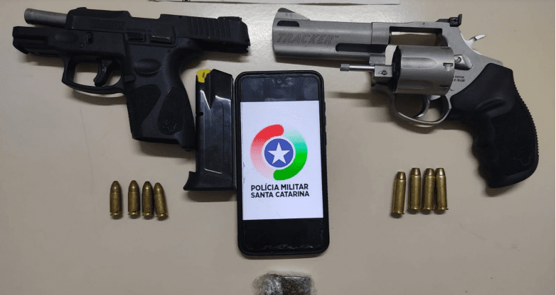 Homem é preso com armas em estacionamento de casa de show