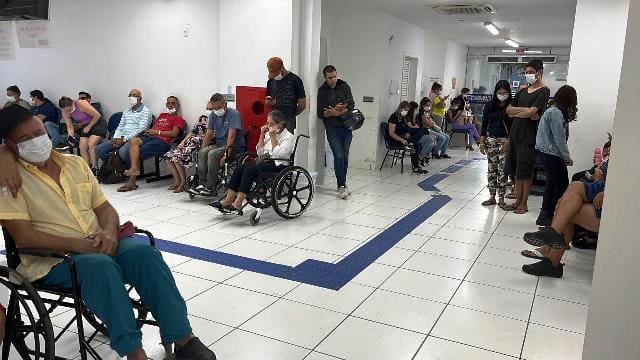 Pacientes com sintomas de dengue lotam UPA Norte com espera de até 10 horas