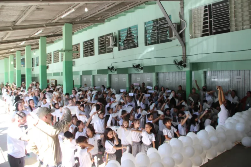 Homenagem à Polícia Militar marca evento de campanha “Abrace Sua Escola”