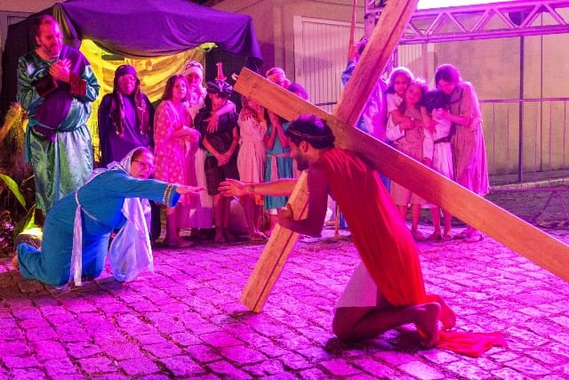 “Paixão de Cristo” lota praça em São José na noite desta quinta-feira