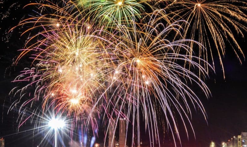 Réveillon 2026 agita capitais com shows, fogos e festas gratuitas
