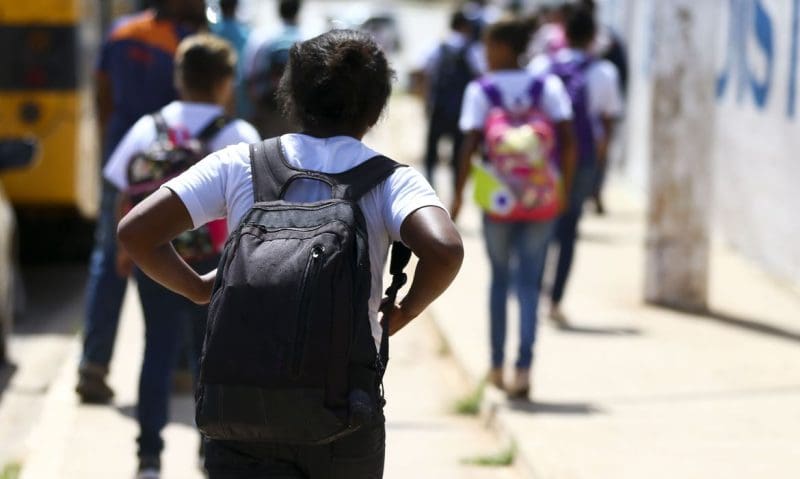 Educação lança campanha “Reviste a Mochila de Seu Filho”