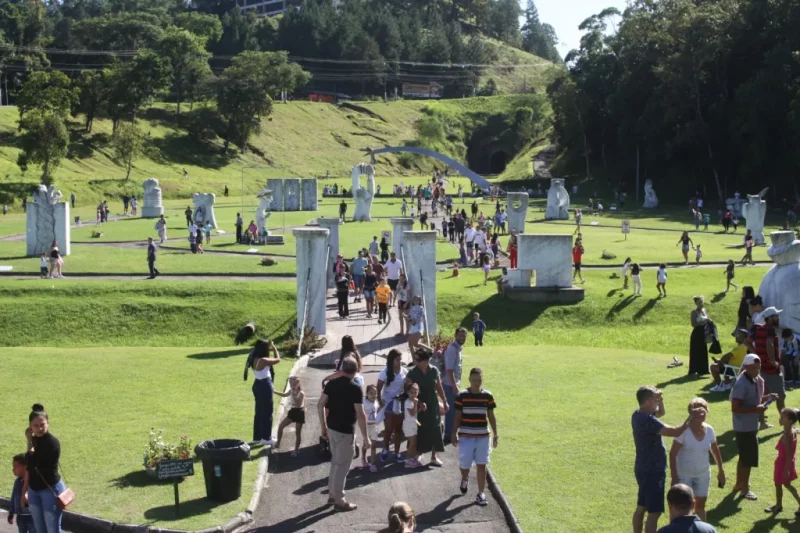 Crianças caçam ovos no Parque das Esculturas e aproveitam domingo de sol