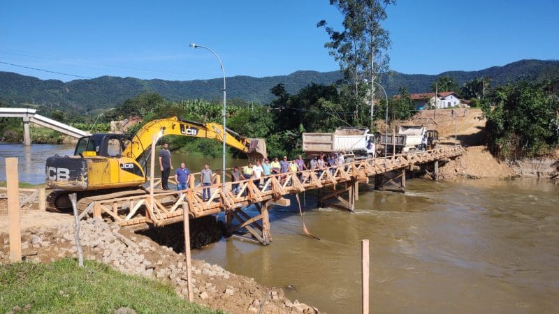 Ponte provisória que liga SC 108 à Colônia Nova Itália é liberada