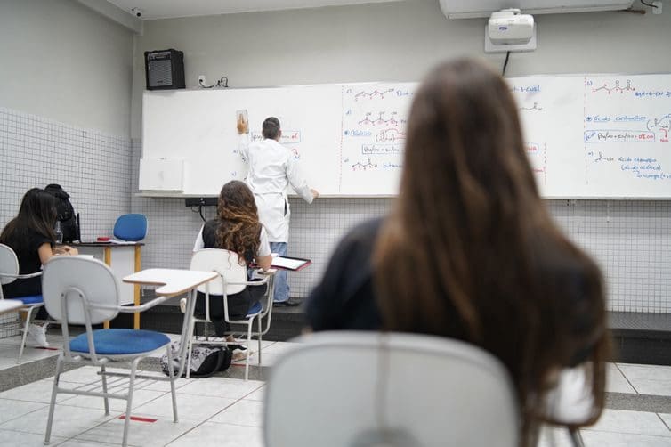 Professor de Brusque que falsificava registro ponto é condenado  