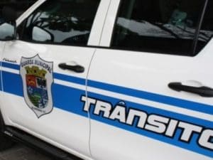 Motorista bêbado bate carro contra poste de luz em Blumenau