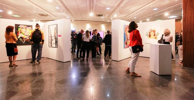 Mostra de arte na Alesc apresenta quadros de mulheres vítimas de violência