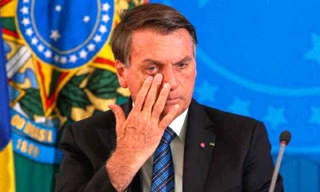 Horas após as buscas na sua casa, Bolsonaro chora em canal de TV
