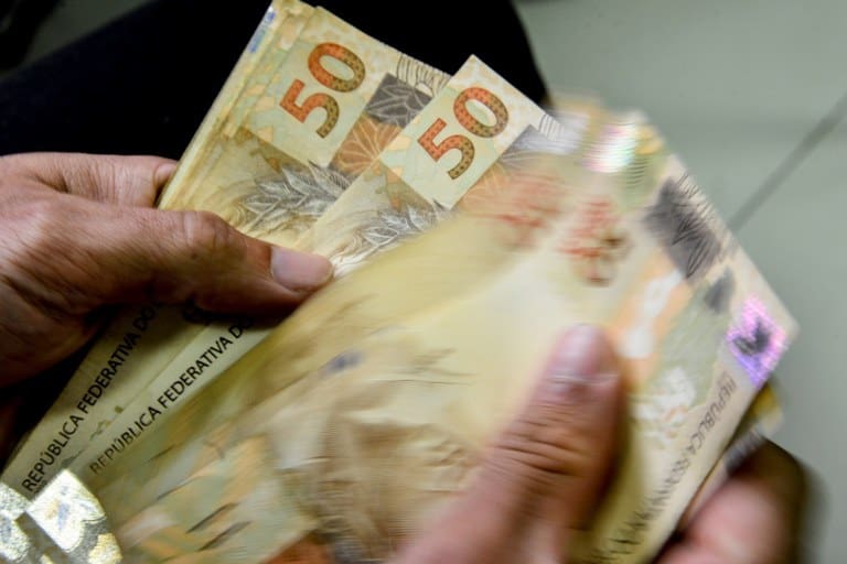 Receita paga hoje lote residual de restituição do Imposto de Renda