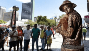 Cachorra ajuda o tutor como “estátua viva” e encanta turistas 