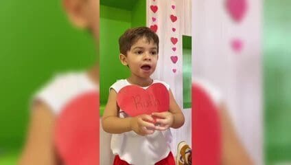 Vídeo: filho de Marília Mendonça faz homenagem à avó na escola