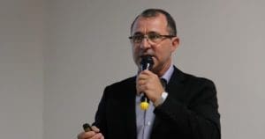 Mensageiro: prefeito de Guaramirim se entrega ao voltar para o Brasil