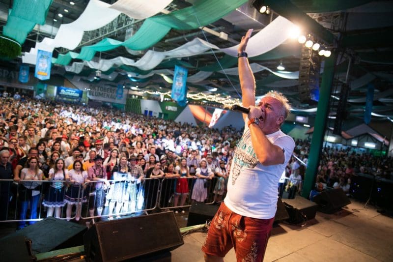 Cantor Tim Toupet voltará a se apresentar na Oktoberfest Blumenau