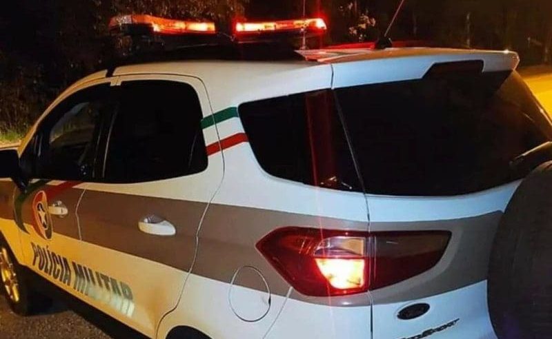 Polícia prende em Brusque suspeito de quebrar vidros de loja para furtar
