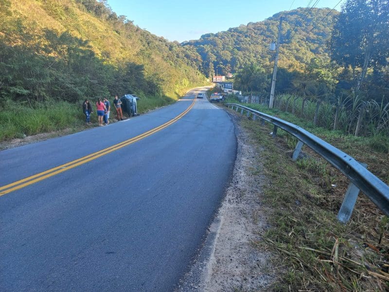 Carro sai da pista e tomba na SC-108, em Brusque