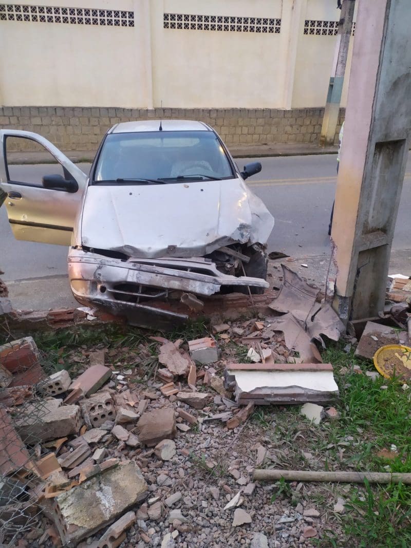 Colisão de veículo contra poste deixa três crianças feridas em Brusque