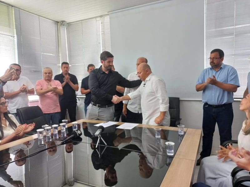 Vídeo: Ari Vequi é notificado e deixa Prefeitura de Brusque após cassação