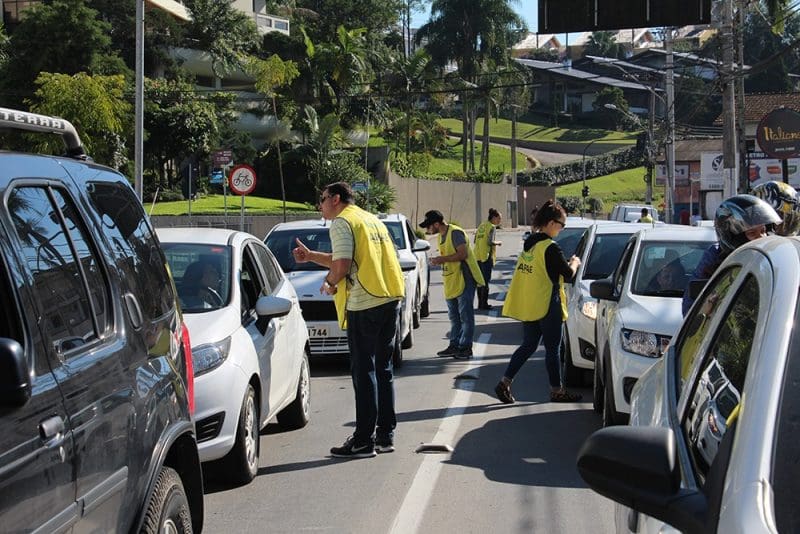 Apae de Brusque procura voluntários para atuar no pedágio da instituição