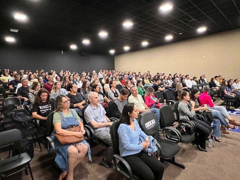 Capacita e Ação: palestra reúne pessoas no auditório da Uniasselvi