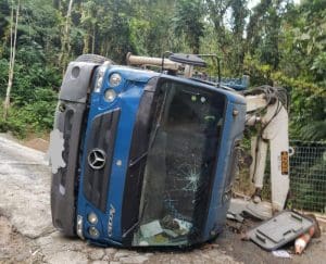 Dois homens ficam feridos após caminhão capotar em Guabiruba