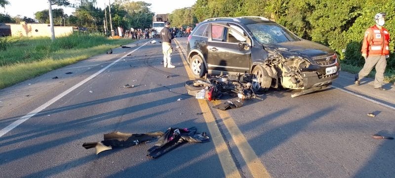 Carro invade a contramão e mata duas pessoas na BR-280
