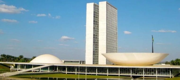 PEC do fim da escala 6×1 é adiada após pedido de vista