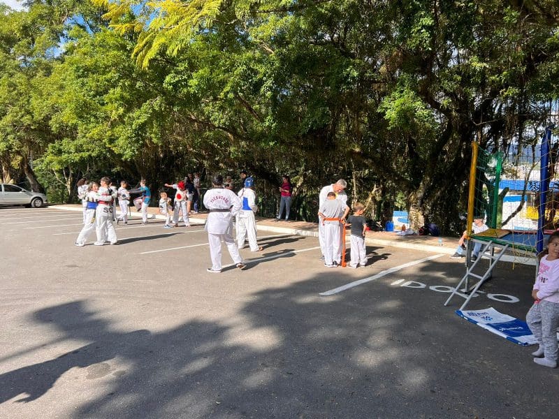 Diversas famílias aproveitam a tarde no parque Leopoldo Moritz em Brusque