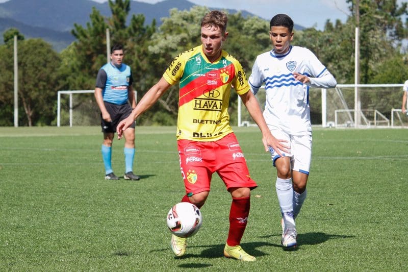 Barra e Brusque fazem jogo de muitos gols pelo estadual sub-20 em Camboriú