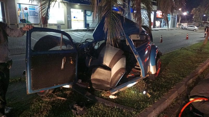 Homem fica em estado grave após bater carro em árvore