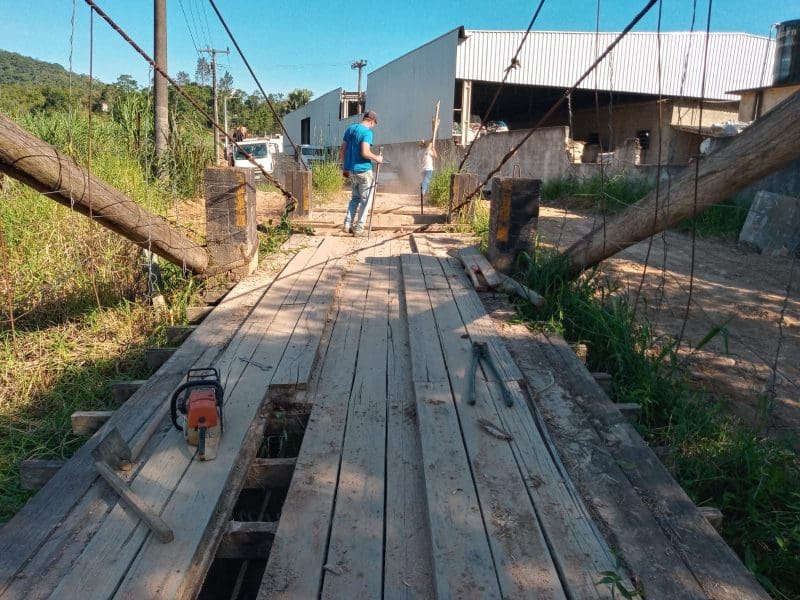Secretaria de Obras inicia manutenção na ponte pênsil da Cristalina