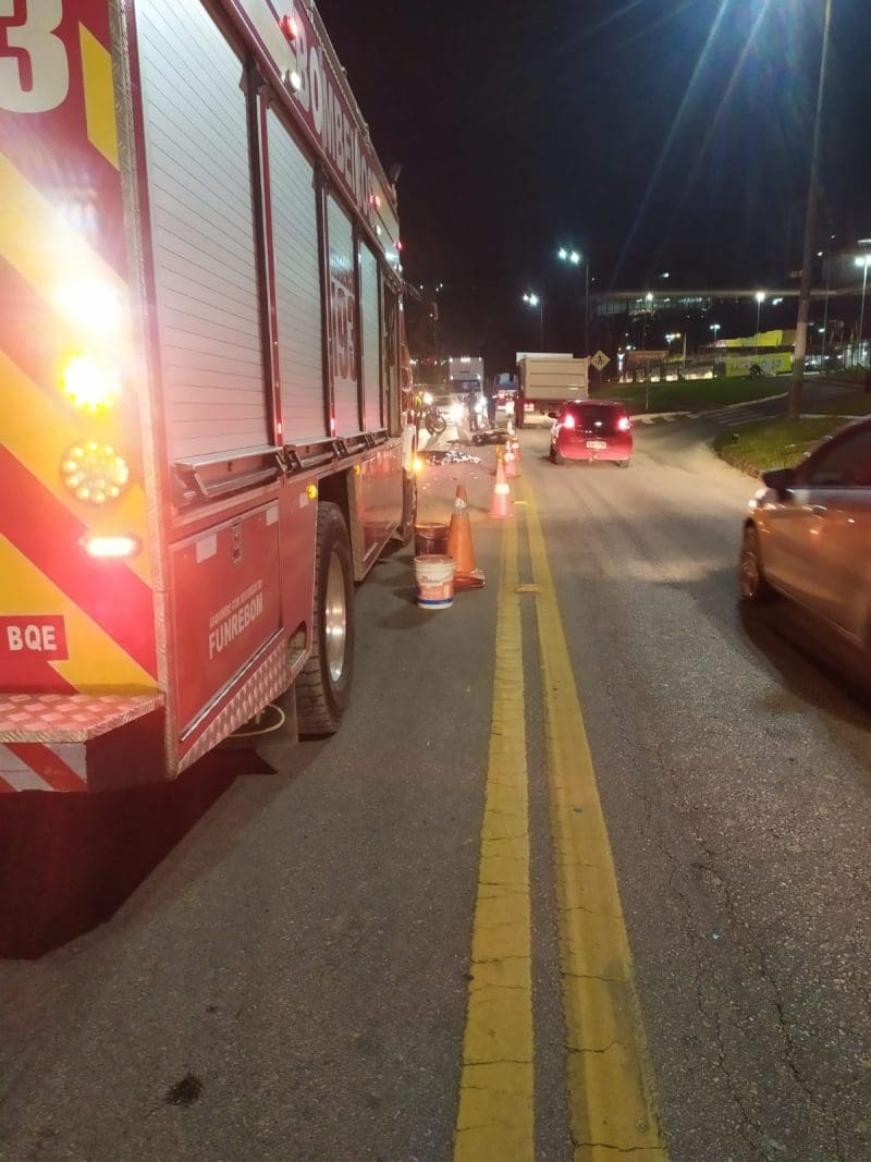 Motociclista morre após bater de frente com caminhão na Beira Rio, em Brusque 
