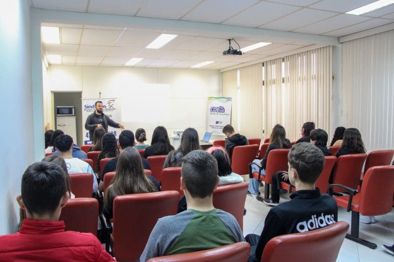 CDL Brusque inicia quinta turma da Escola de Vendas