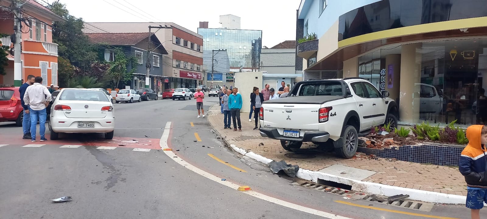Vídeo: motorista avança sinal vermelho e bate em outro veículo em Brusque