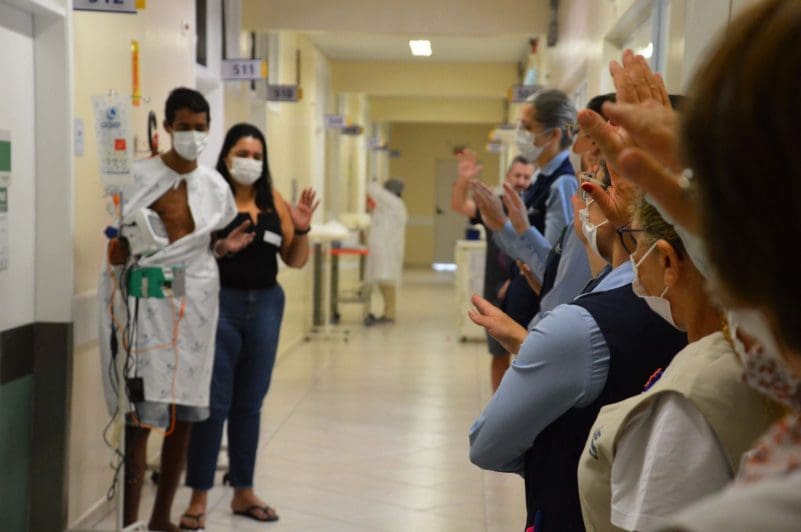 Blumenau: paciente recebe alta de hospital após 7 meses internado