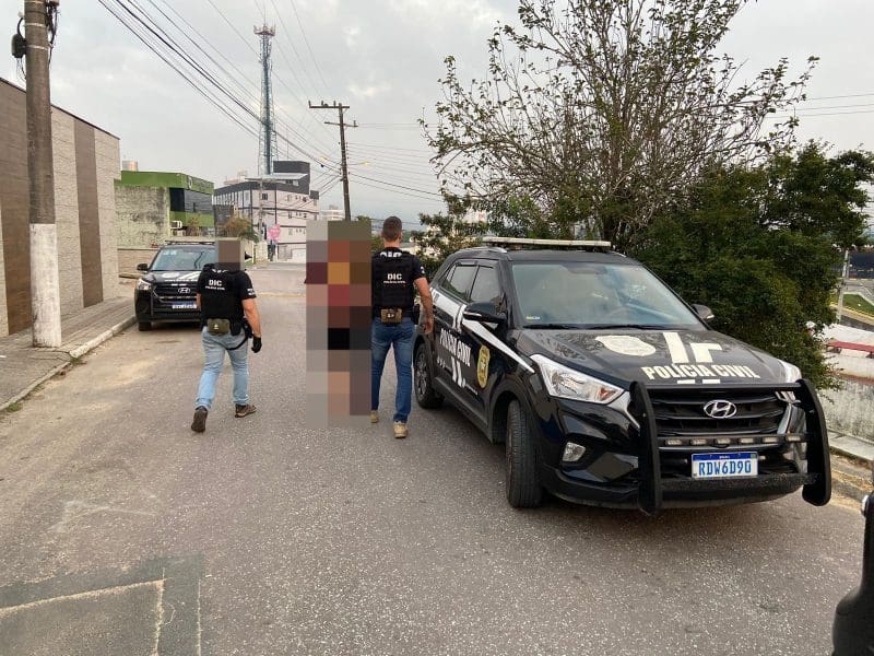 Polícia Civil cumpre mandados e prende traficante em Brusque