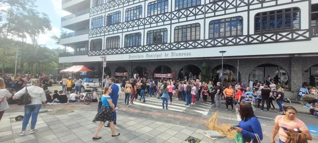 Após negativa, servidores de Blumenau aceitam proposta da prefeitura