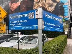 Brusque: projeto permite exploração publicitária nas placas de nomes de ruas